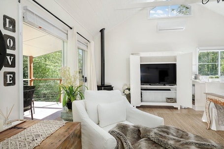 Leura Haven Homestead + Buttercup Oasis — photo 4