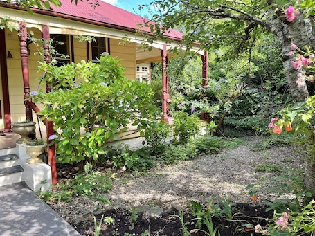 Leura Haven Homestead + Buttercup Oasis — photo 9